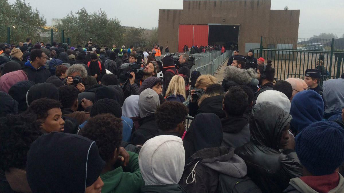 Нет "джунглям" в Европе: во Франции хотят снести лагерь для мигрантов Нет "джунглям" в Европе: во Франции хотят снести лагерь для мигрантов