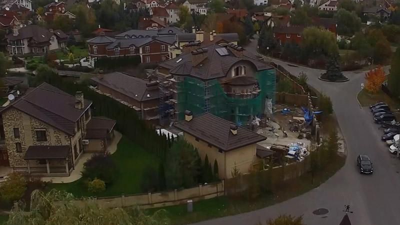 Чи є життя після служби: як у екс-чиновників СБУ з'являються елітні маєтки Чи є життя після служби: як у екс-чиновників СБУ з'являються елітні маєтки