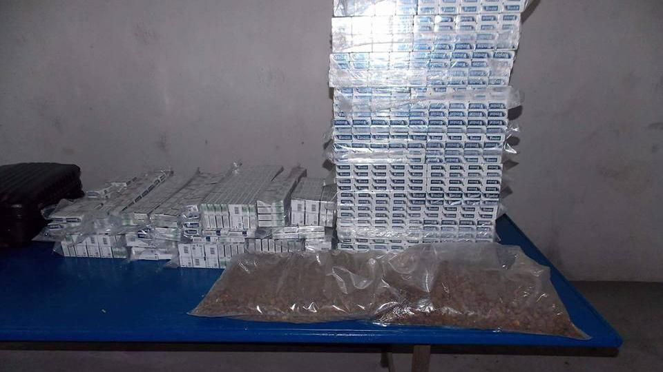 Помощник польского депутата пытался провезти контрабандные янтарь и сигареты из Украины Помощник польского депутата пытался провезти контрабандные янтарь и сигареты из Украины