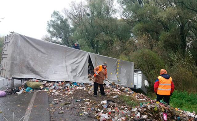 Вантажівка зі сміттям перекинулася на Рівненщині: є фото