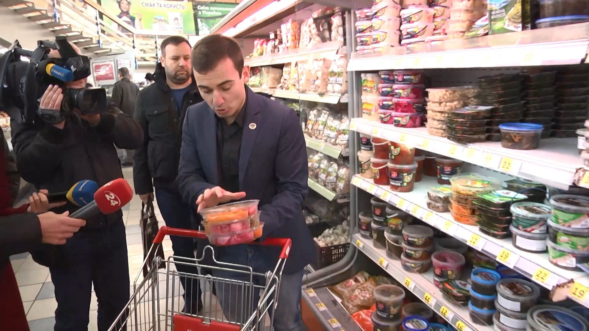 Що приховують столичні супермаркети: активісти провели рейд Що приховують столичні супермаркети: активісти провели рейд