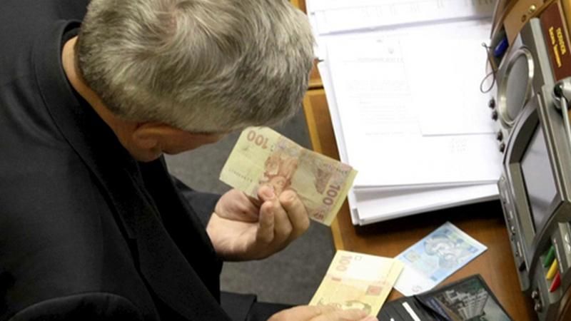 Украинцы отреагировали на повышение зарплат депутатов: результат опроса