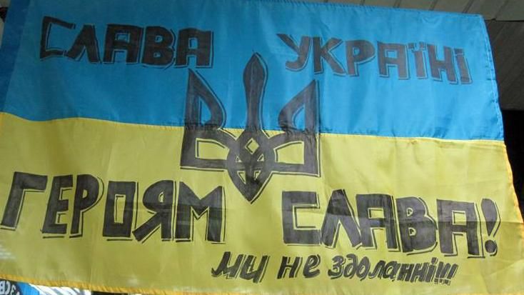 Флаг "ДНР" сожгли в Донецке и установили украинский флаг Флаг "ДНР" сожгли в Донецке и установили украинский флаг