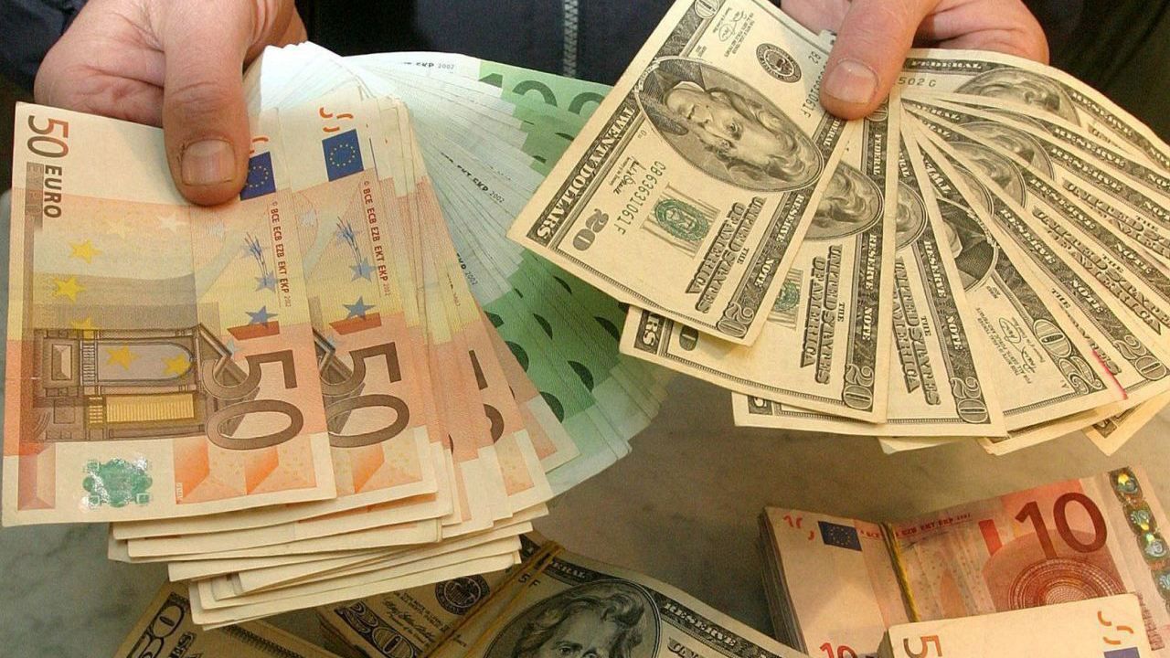 Понад мільйон доларів зникли з квартири у Києві Понад мільйон доларів зникли з квартири у Києві