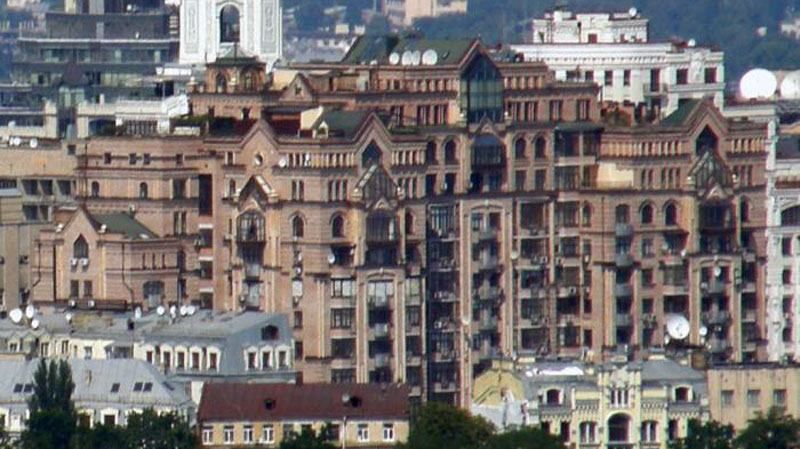 Розслідування: хто насправді живе у будинку "сбушників" у Києві
