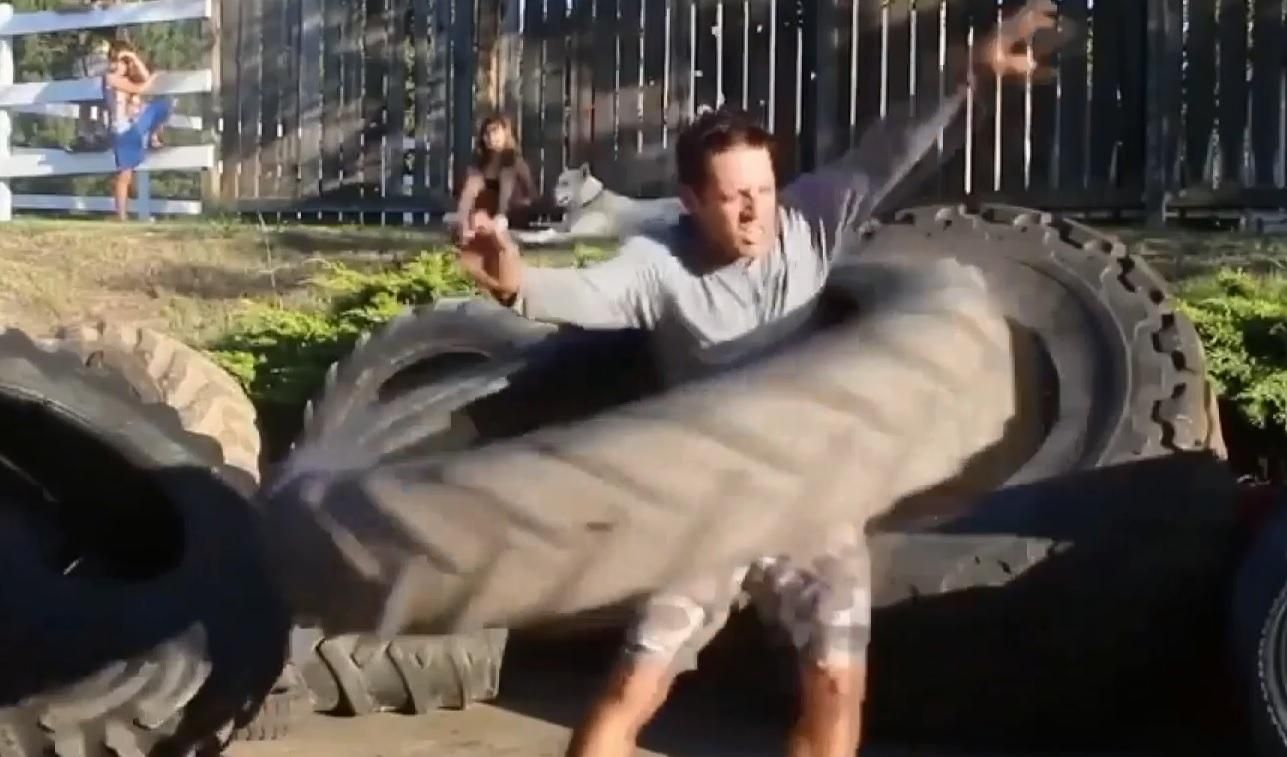 Як крутять обруч справжні чоловіки: кумедне відео Як крутять обруч справжні чоловіки: кумедне відео