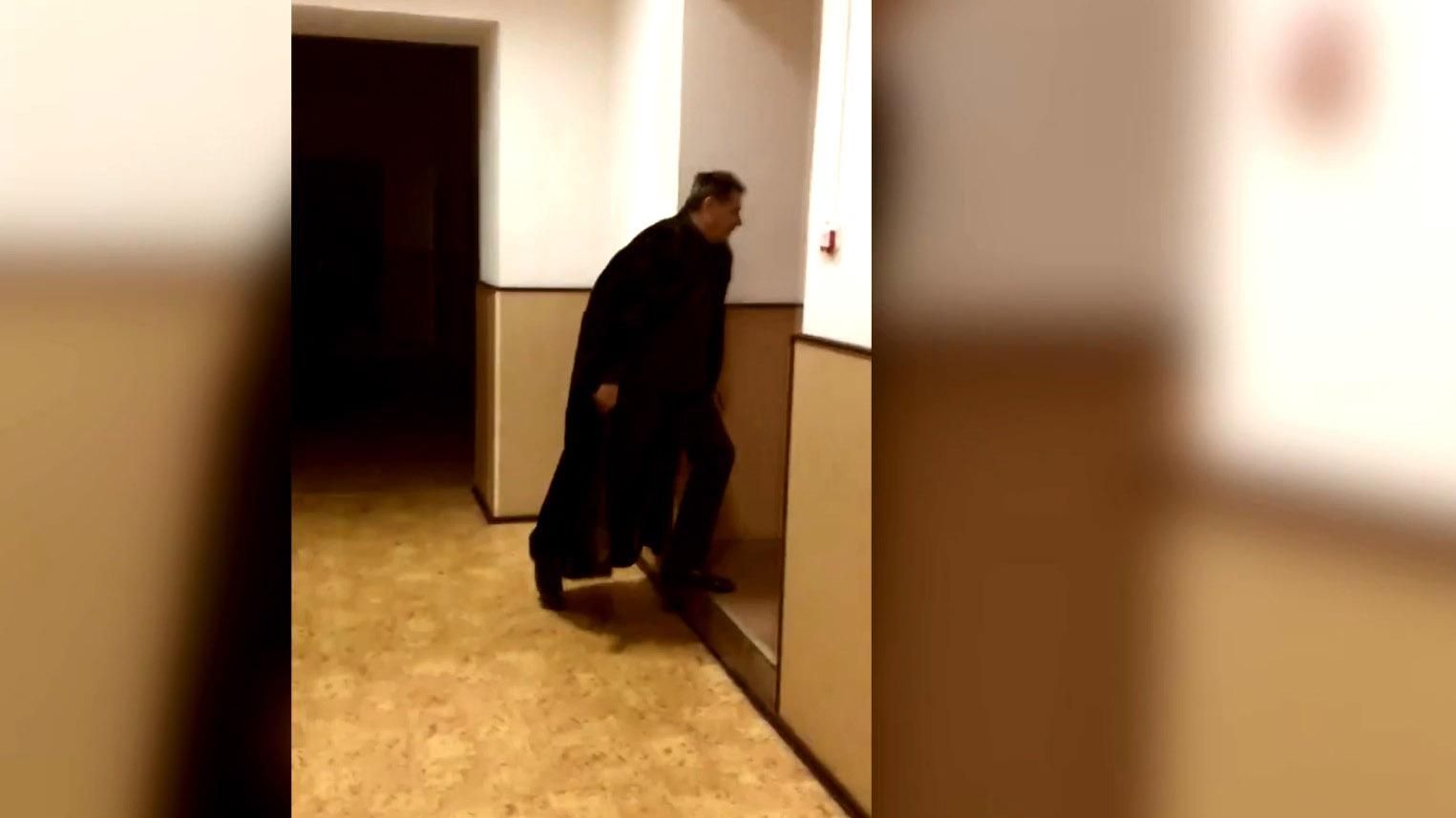 Судья пришел на заседание в норковой мантии: появилось видео Судья пришел на заседание в норковой мантии: появилось видео