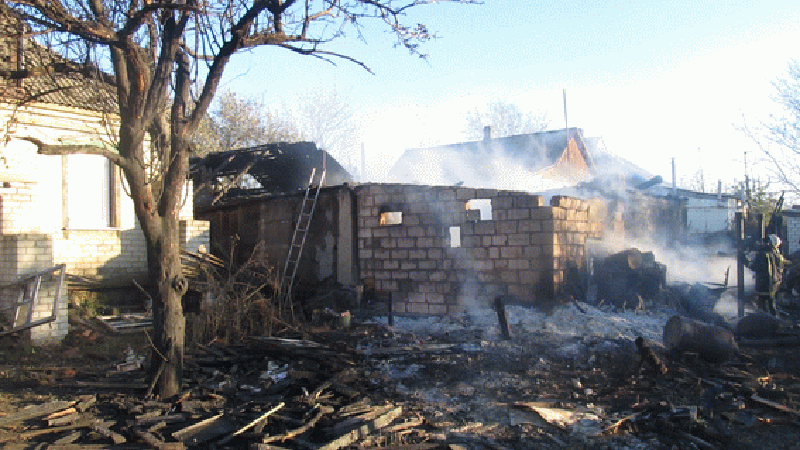 Шалений обстріл Попасної: постраждав підліток, згоріли будівлі Шалений обстріл Попасної: постраждав підліток, згоріли будівлі