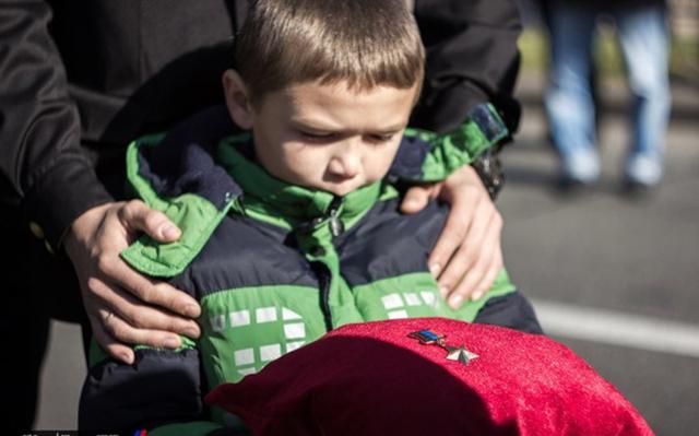 Сепаратисты показали фото сына "Моторолы" Сепаратисты показали фото сына "Моторолы"