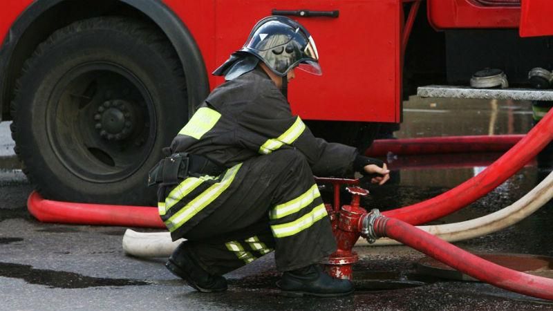 Человек с оружием забаррикадировался в горящем отеле и угрожал пожарным Человек с оружием забаррикадировался в горящем отеле и угрожал пожарным