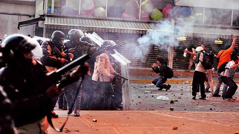 Масове побоїще з поліцією у Венесуелі – є загиблий