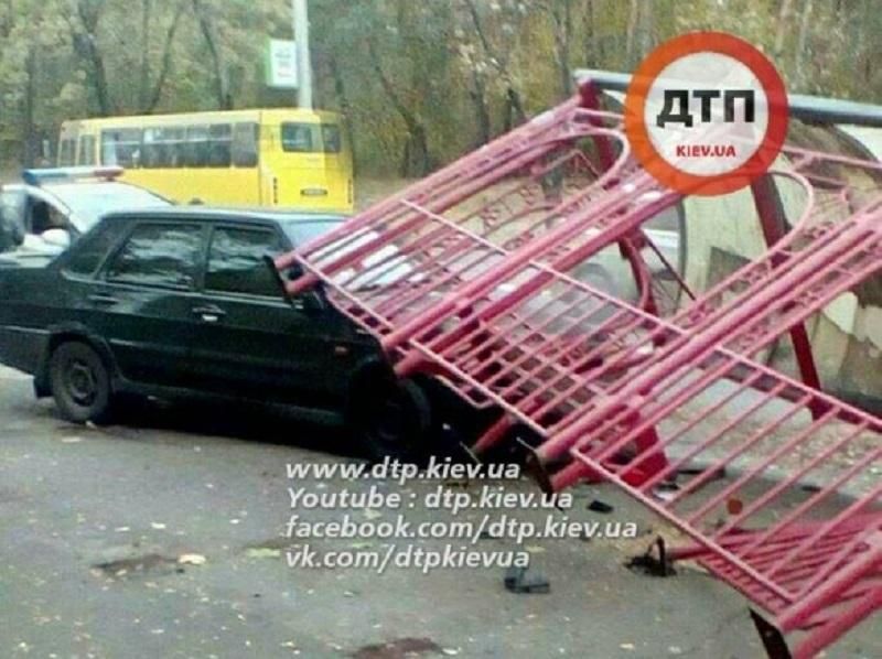 В Киеве авто протаранило остановку