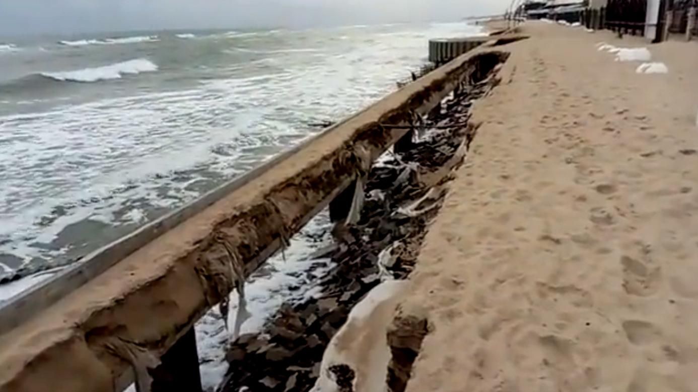 З'явилось відео зруйнованої внаслідок шторму набережної на Одещині