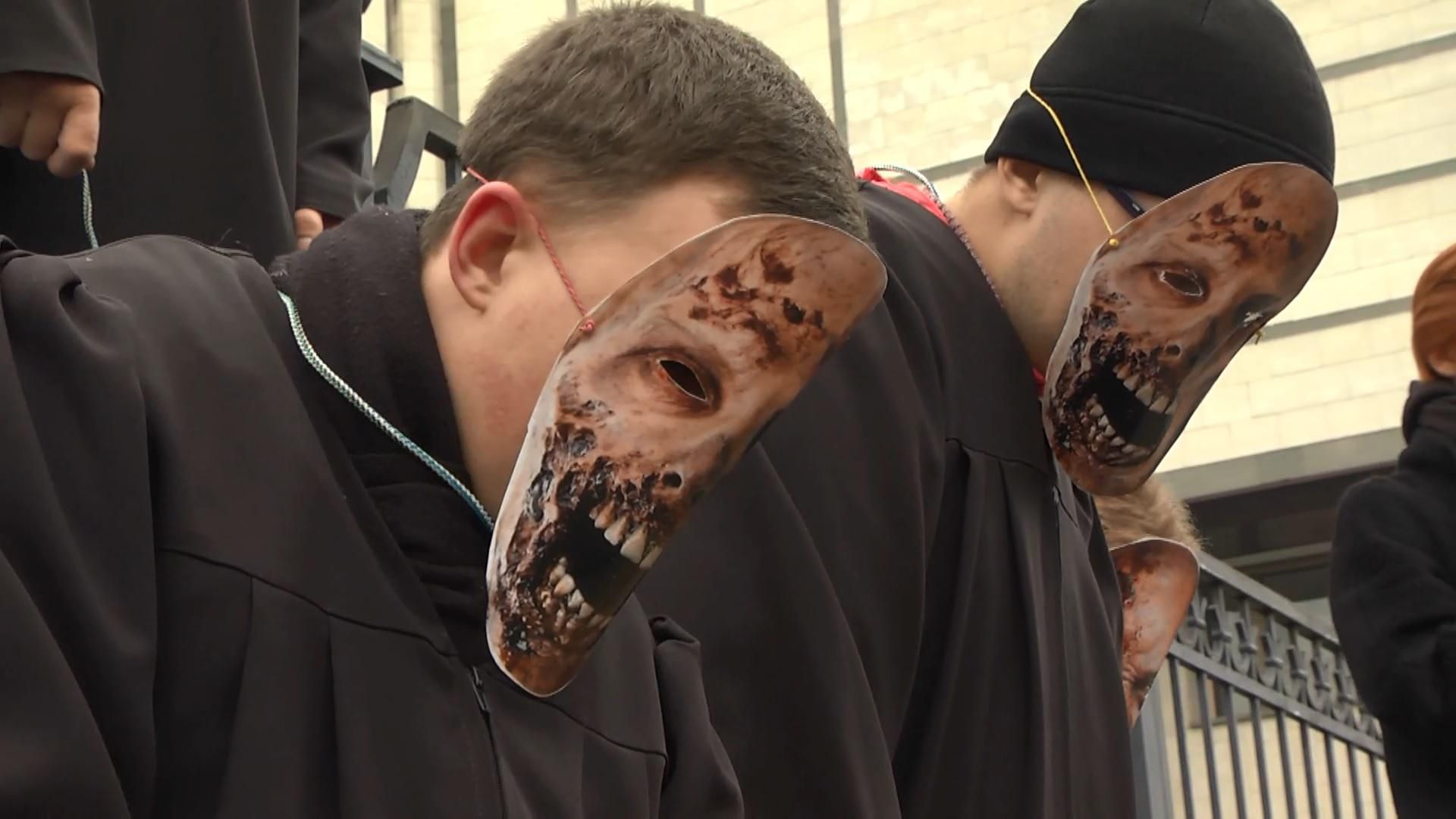 Активісти вимагають звільнити суддів Конституційного суду часів Януковича Активісти вимагають звільнити суддів Конституційного суду часів Януковича