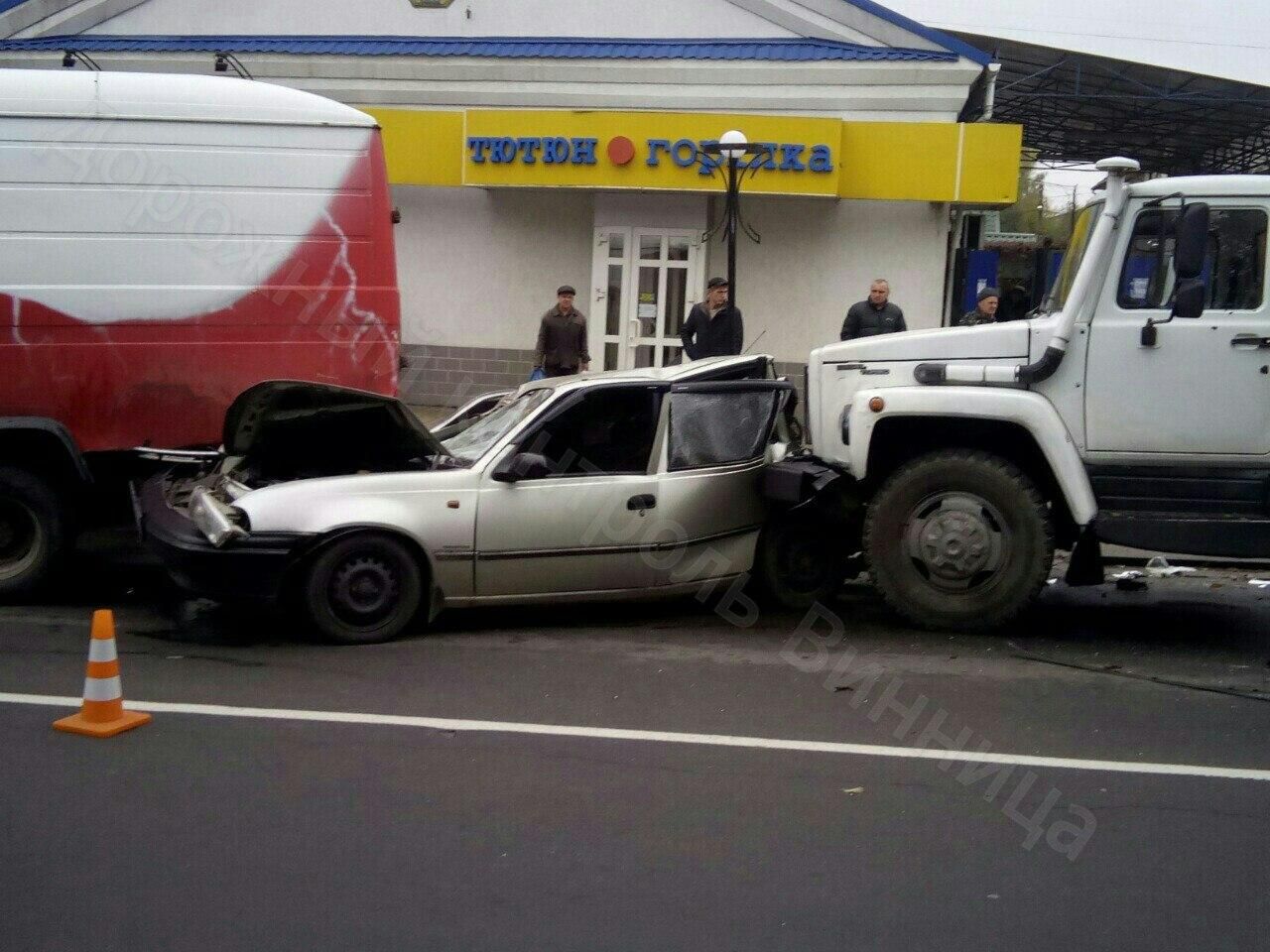 Вантажівка протаранила три машини у Вінниці: з'явились фото