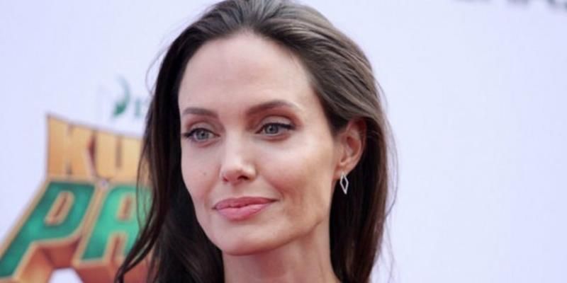 У поліції виникли питання до Анджеліни Джолі про виховання її дітей У поліції виникли питання до Анджеліни Джолі про виховання її дітей