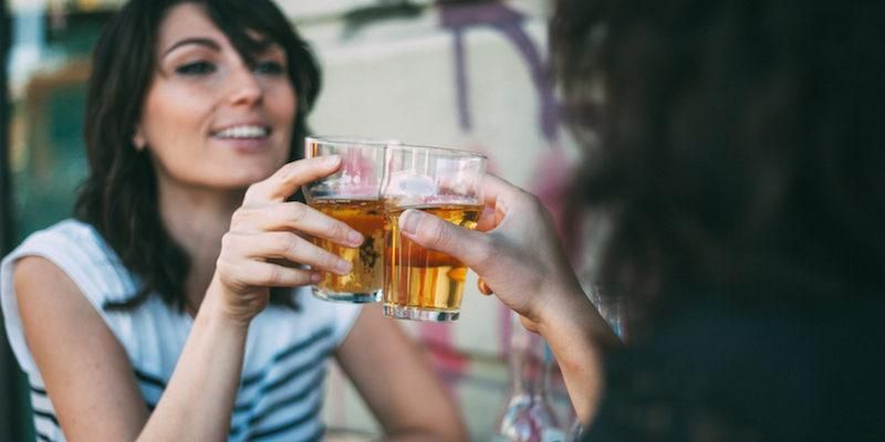 Женщины обогнали мужчин по уровню потребления алкоголя
