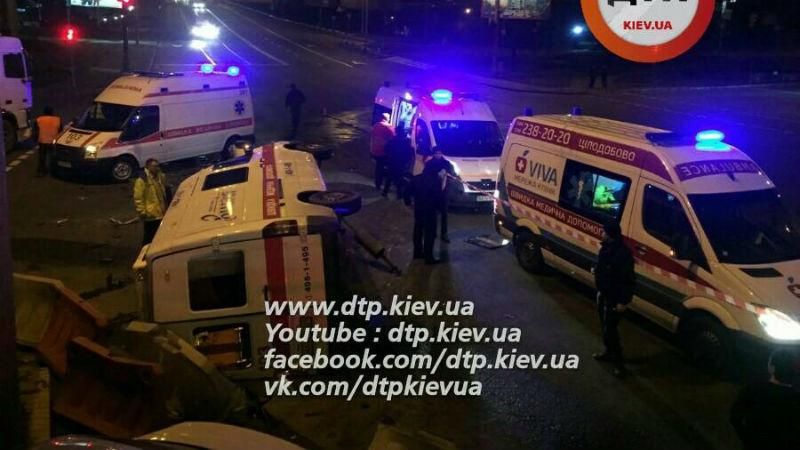 У Києві перекинулась швидка: є загиблі та постраждалі У Києві перекинулась швидка: є загиблі та постраждалі