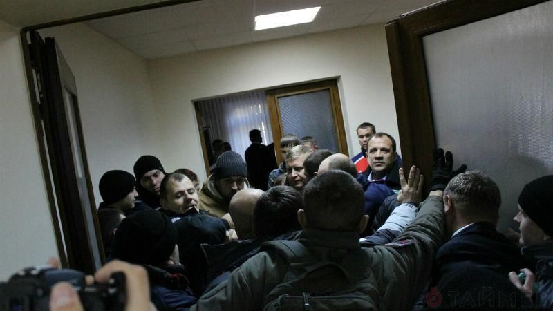 Активісти влаштували бійку з поліцією просто в приміщенні облради Активісти влаштували бійку з поліцією просто в приміщенні облради