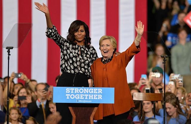 Мішель Обама та Гілларі Клінтон обмінялися компліментами Мішель Обама та Гілларі Клінтон обмінялися компліментами