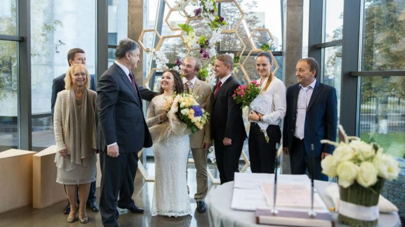 Порошенко несподівано прийшов на весілля донеччан Порошенко несподівано прийшов на весілля донеччан