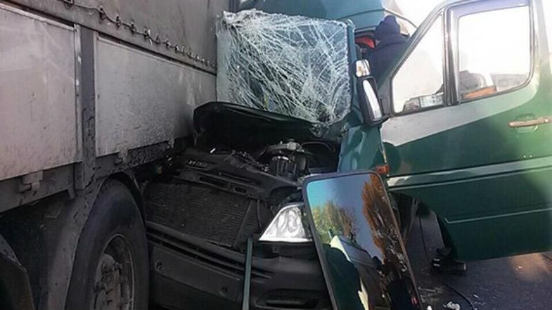 Переповнена маршрутка врізалась у вантажівку в Дніпрі, є багато постраждалих 