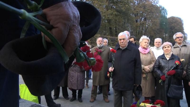 Як вшанували жертв звільнення від гітлерівської окупації: Порошенко не промовив жодного слова