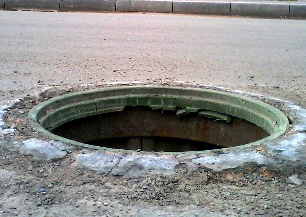 Чоловік провалився у каналізацію у Києві Чоловік провалився у каналізацію у Києві