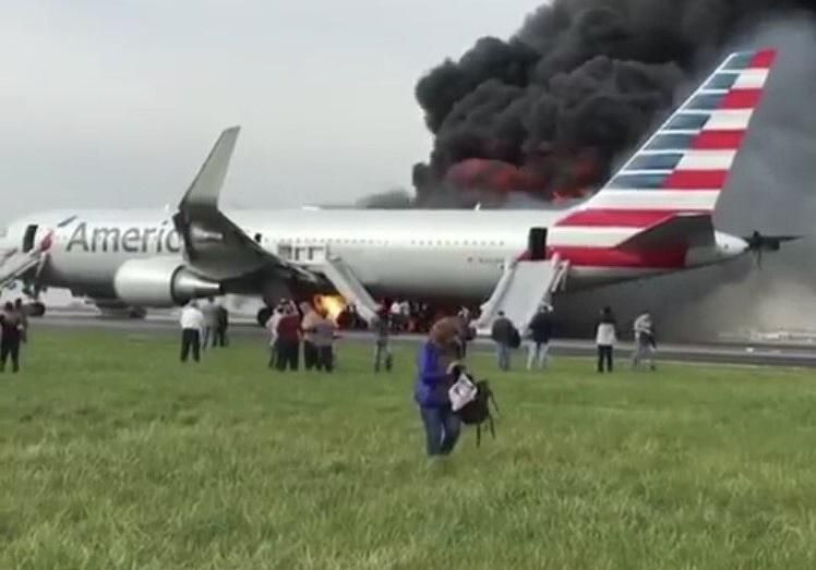 В Чикаго загорівся літак з пасажирами: з’явилось відео В Чикаго загорівся літак з пасажирами: з’явилось відео