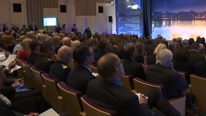 В Латвии решают, как защитить страну от России В Латвии решают, как защитить страну от России