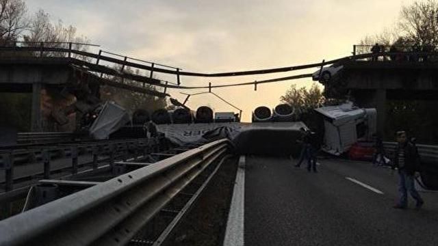 Міст завалився на шосе в Італії: є жертви 