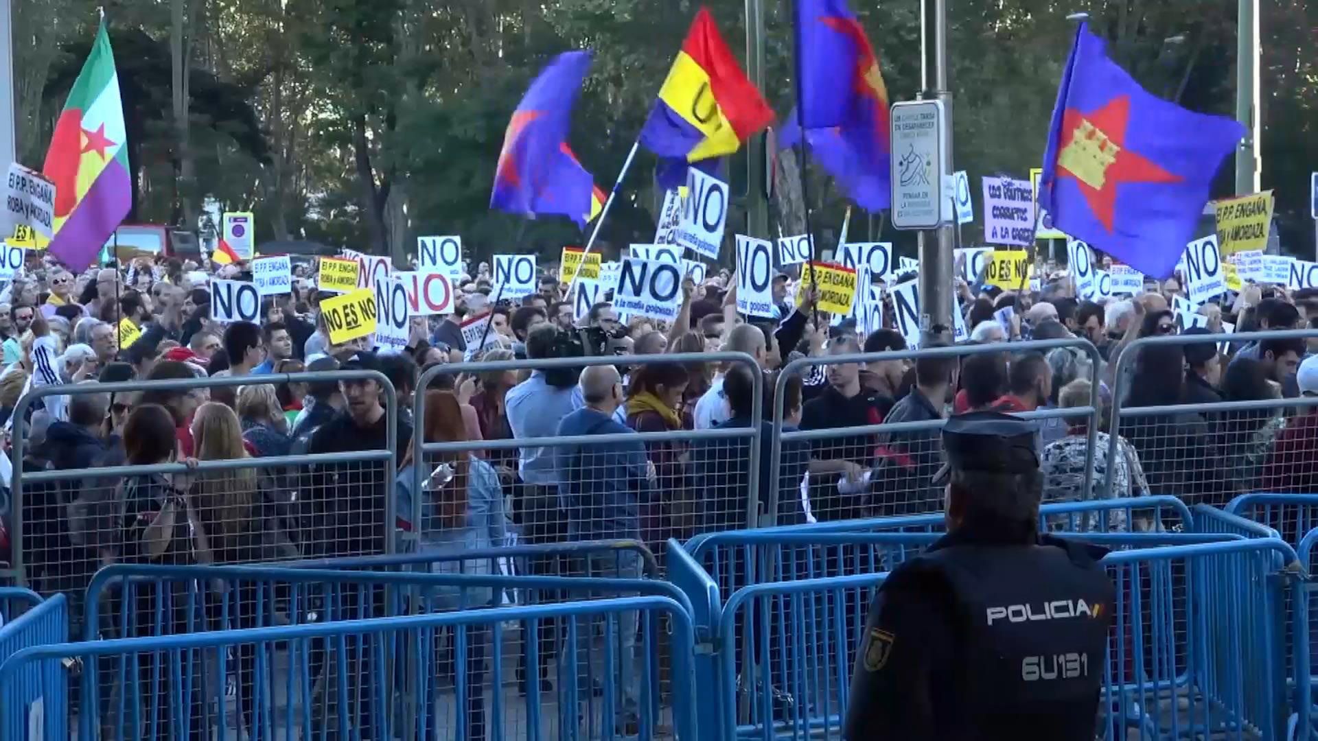 Протести в Іспанії: люди мітингують проти новопризначеного прем'єра Протести в Іспанії: люди мітингують проти новопризначеного прем'єра