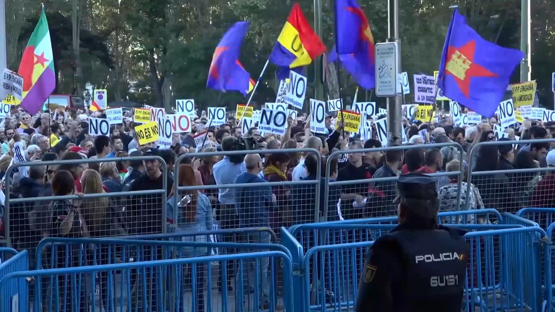 Протесты в Испании: люди митингуют против новоназначенного премьера