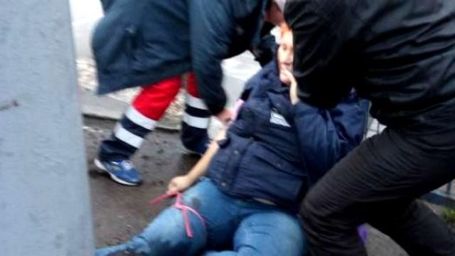 Водитель "пригвоздил" пешехода к столбу – появилось жуткое видео Водитель "пригвоздил" пешехода к столбу – появилось жуткое видео