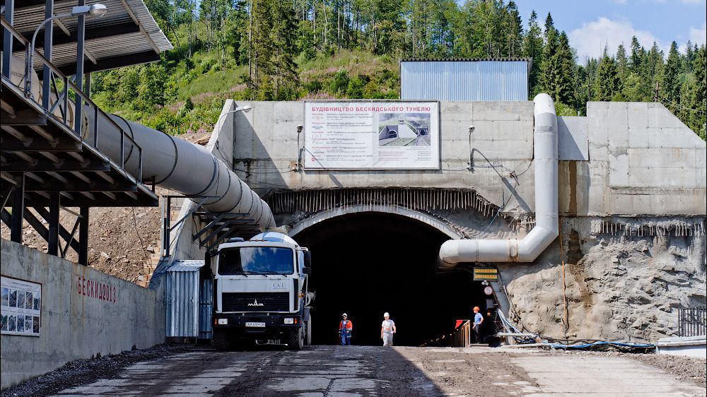 Будівельники закінчили прокладання одного з найдовших залізничних тунелів України Будівельники закінчили прокладання одного з найдовших залізничних тунелів України