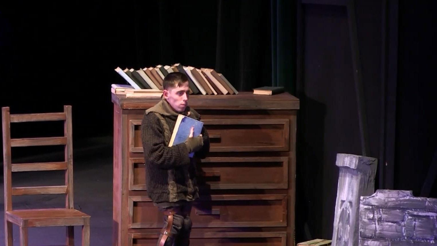 Зворушлива історія незламної сили волі актора з особливими фізичними потребами Зворушлива історія незламної сили волі актора з особливими фізичними потребами