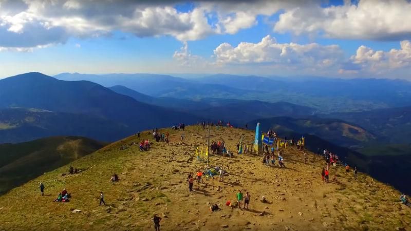 Кадри, що перехоплюють подих. Вершини Говерли зняли з висоти пташиного польоту Кадри, що перехоплюють подих. Вершини Говерли зняли з висоти пташиного польоту