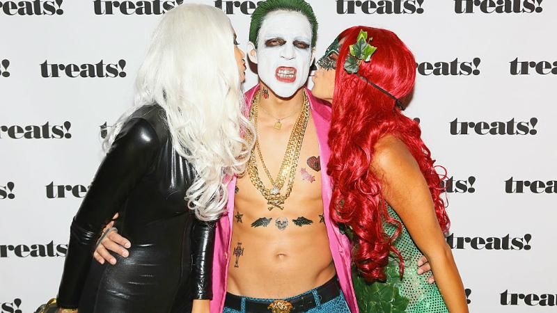 От полицейских до девушек-кошек: как в Голливуде празднуют Хэллоуин От полицейских до девушек-кошек: как в Голливуде празднуют Хэллоуин