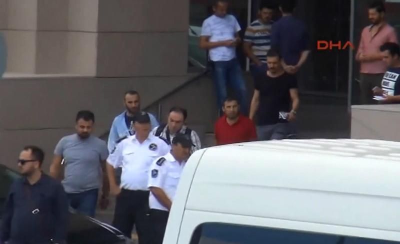 Власть в Турции уволила еще 10 тысяч служащих