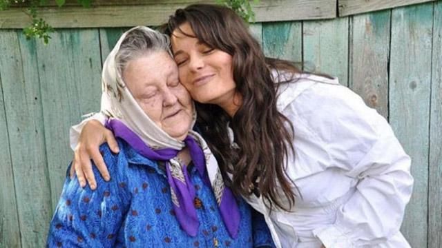 Бабуся Корольової хоче залишити Україну через онуку