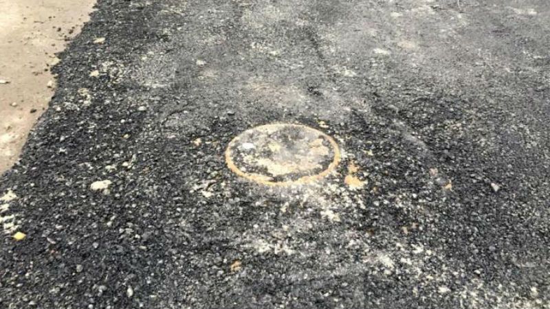 Закатаємо все. Закарпатські комунальники трохи перестарались, укладаючи асфальт Закатаємо все. Закарпатські комунальники трохи перестарались, укладаючи асфальт