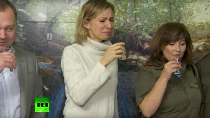 Речниця Лаврова перехилила чарчину горілки з поляками Речниця Лаврова перехилила чарчину горілки з поляками