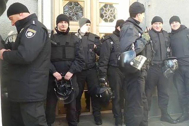 Под Радой произошла потасовка между чернобыльцами и полицией Под Радой произошла потасовка между чернобыльцами и полицией