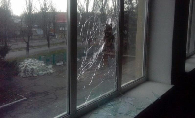 В Марьинке обстреляли школу: полиция показала фото