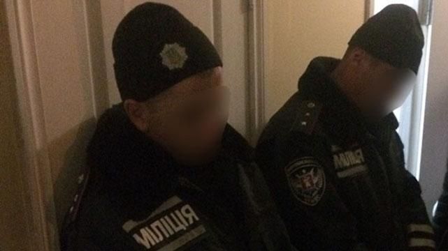 В Запорожье схватили полицейских, которые ограбили пенсионера