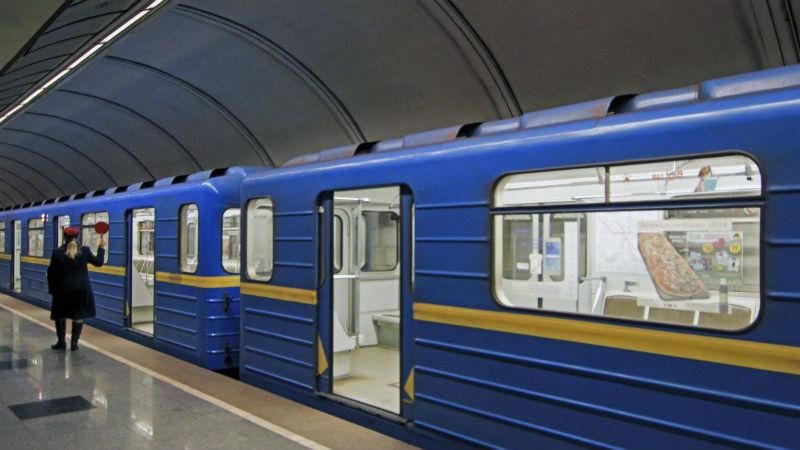 Мужчина упал под поезд метро в Киеве, движение временно приостановили