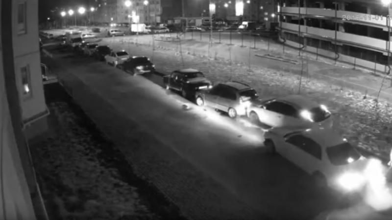 Шел на рекорд. Пьяный водитель протаранил 17 припаркованных машин Шел на рекорд. Пьяный водитель протаранил 17 припаркованных машин