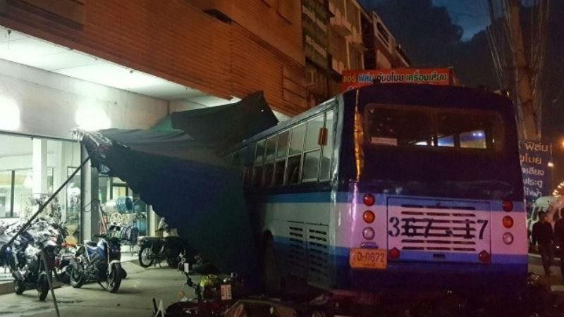 Масштабна аварія в Таїланді. Некерований автобус протаранив 20 авто, є постраждалі