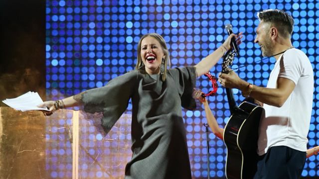 На последнем месяце беременности Собчак поражает стойками на голове На последнем месяце беременности Собчак поражает стойками на голове