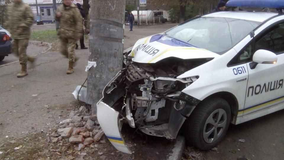 Полицейские разбили еще один патрульный автомобиль Полицейские разбили еще один патрульный автомобиль